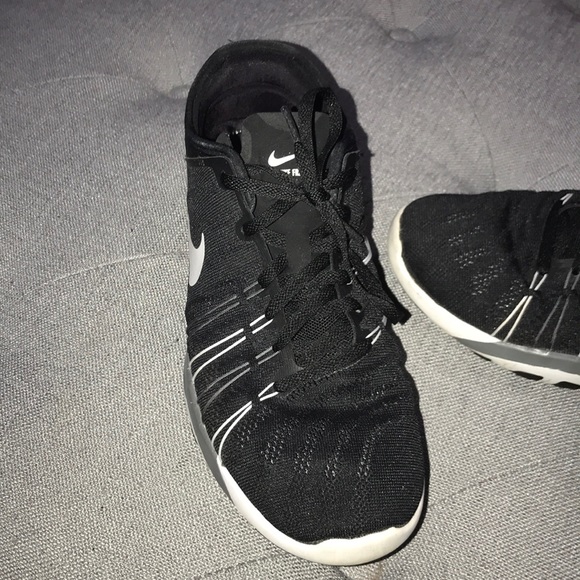 Nike free tennis shoes - Picture 2 of 3